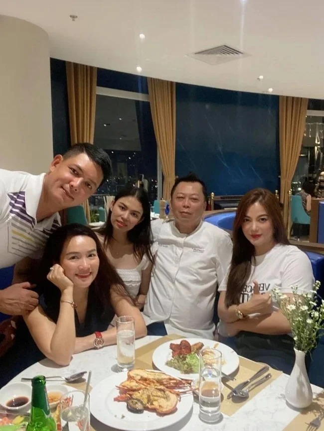Tình cũ đại gia hơn 7 tuổi của Kim Lý lộ thân hình phát tướng khó tin ở tuổi 44 5 Tình cũ đại gia hơn 7 tuổi của Kim Lý lộ thân hình phát tướng khó tin ở tuổi 44 5