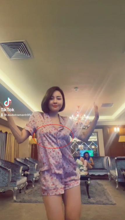 Lộ đoạn video 'rung lắc' của hotgirl Trâm Anh tại nhà riêng: Soi ra chi tiết bất thường 1 Lộ đoạn video 'rung lắc' của hotgirl Trâm Anh tại nhà riêng: Soi ra chi tiết bất thường 1
