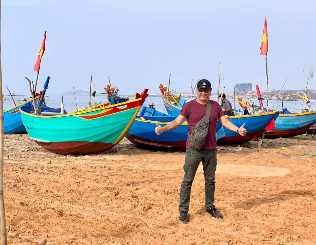 Lần hiếm hoi lộ hình ảnh 'bố của Mỹ Tâm' khoe thân hình săn chắc ở tuổi U60 4 Lần hiếm hoi lộ hình ảnh 'bố của Mỹ Tâm' khoe thân hình săn chắc ở tuổi U60 4