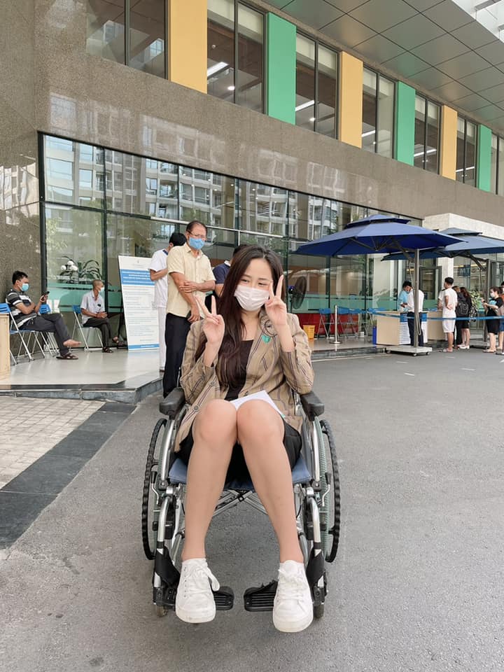 Mai Phương Thúy liên tục để lộ sức khỏe báo động khi nhập viện nửa đêm 4 Mai Phương Thúy liên tục để lộ sức khỏe báo động khi nhập viện nửa đêm 4