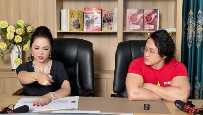 Giữa ồn ào với nghệ sĩ Việt, bà Phương Hằng bất ngờ lên tiếng xin lỗi 2 Giữa ồn ào với nghệ sĩ Việt, bà Phương Hằng bất ngờ lên tiếng xin lỗi 2
