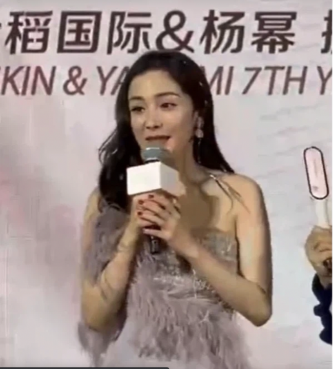 Dương Mịch lộ gương mặt biến dạng, netizen vào mỉa mai 'bà già miệng móm' 8 Dương Mịch lộ gương mặt biến dạng, netizen vào mỉa mai 'bà già miệng móm' 8
