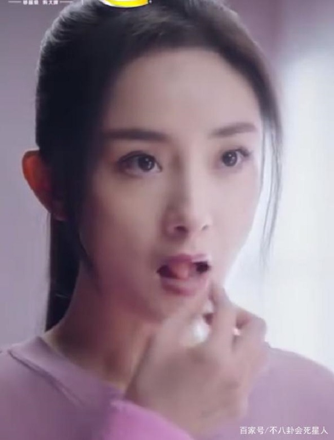 Dương Mịch lộ gương mặt biến dạng, netizen vào mỉa mai 'bà già miệng móm' 5 Dương Mịch lộ gương mặt biến dạng, netizen vào mỉa mai 'bà già miệng móm' 5