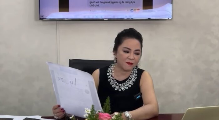 Hậu ồn ào 'khẩu chiến' với bà Phương Hằng, netizen khui lại quá khứ Vy Oanh từng bị tố làm con giáp thứ 13 1 Hậu ồn ào 'khẩu chiến' với bà Phương Hằng, netizen khui lại quá khứ Vy Oanh từng bị tố làm con giáp thứ 13 1