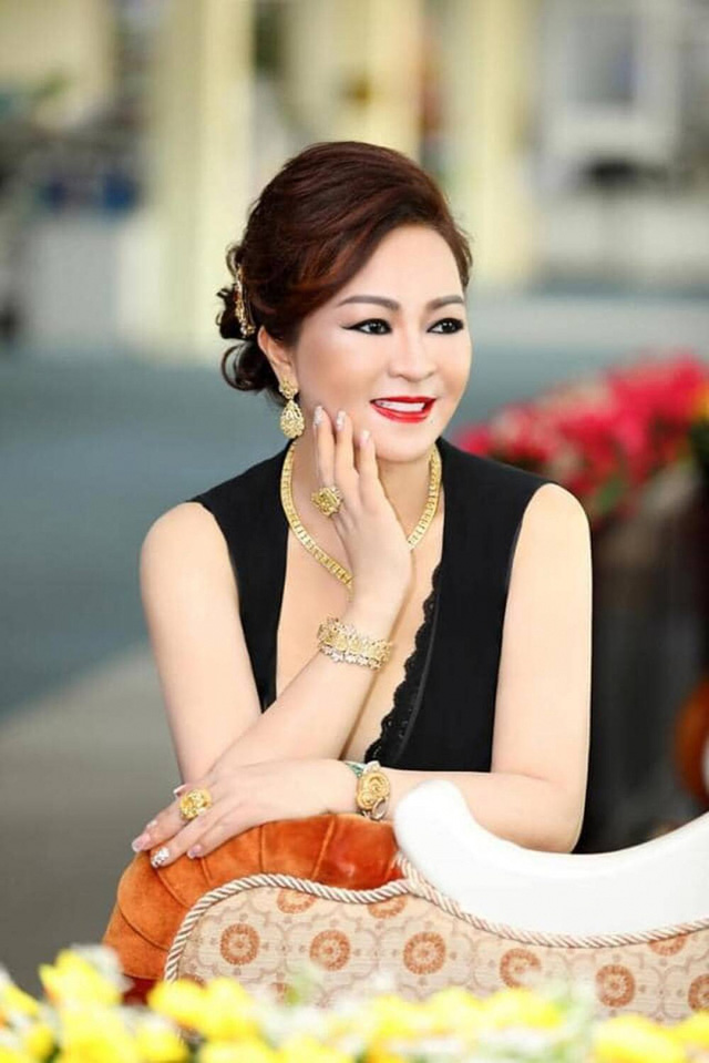 Bà Phương Hằng tiếp tục livestream 'dằn mặt' nghệ sĩ nhưng lại diện áo vô cùng táo bạo 7 Bà Phương Hằng tiếp tục livestream 'dằn mặt' nghệ sĩ nhưng lại diện áo vô cùng táo bạo 7