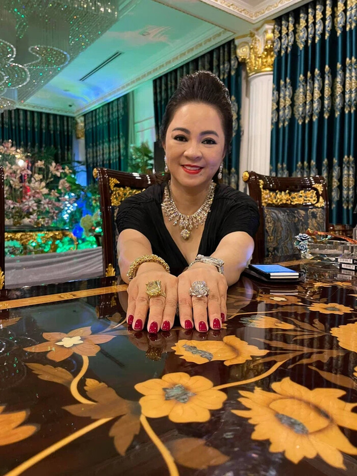 Bà Phương Hằng tiếp tục livestream 'dằn mặt' nghệ sĩ nhưng lại diện áo vô cùng táo bạo 4 Bà Phương Hằng tiếp tục livestream 'dằn mặt' nghệ sĩ nhưng lại diện áo vô cùng táo bạo 4