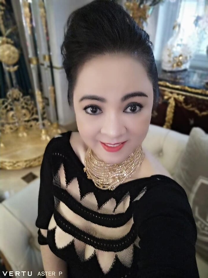 Bà Phương Hằng tiếp tục livestream 'dằn mặt' nghệ sĩ nhưng lại diện áo vô cùng táo bạo 3 Bà Phương Hằng tiếp tục livestream 'dằn mặt' nghệ sĩ nhưng lại diện áo vô cùng táo bạo 3
