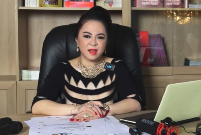 Bà Phương Hằng tiếp tục livestream 'dằn mặt' nghệ sĩ nhưng lại diện áo vô cùng táo bạo 1 Bà Phương Hằng tiếp tục livestream 'dằn mặt' nghệ sĩ nhưng lại diện áo vô cùng táo bạo 1