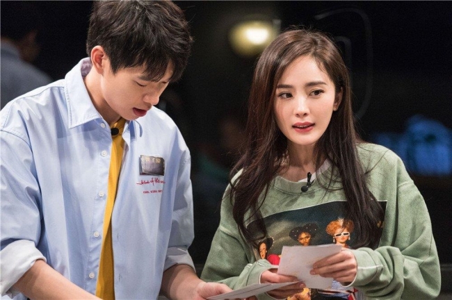 Hậu tin đồn chia tay Ngụy Đại Huân, Dương Mịch lại lộ khoảnh khắc tình tứ bên tình trẻ Hứa Khải 1 Hậu tin đồn chia tay Ngụy Đại Huân, Dương Mịch lại lộ khoảnh khắc tình tứ bên tình trẻ Hứa Khải 1