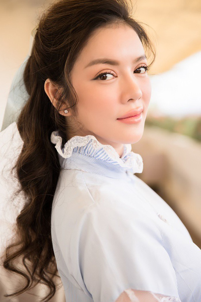 Lý Nhã Kỳ khoe ảnh tình tứ bên 'trai lạ' đúng ngày Tỏ tình, phải chăng 'đại gia kim cương' đã tìm được bến đỗ? 5 Lý Nhã Kỳ khoe ảnh tình tứ bên 'trai lạ' đúng ngày Tỏ tình, phải chăng 'đại gia kim cương' đã tìm được bến đỗ? 5