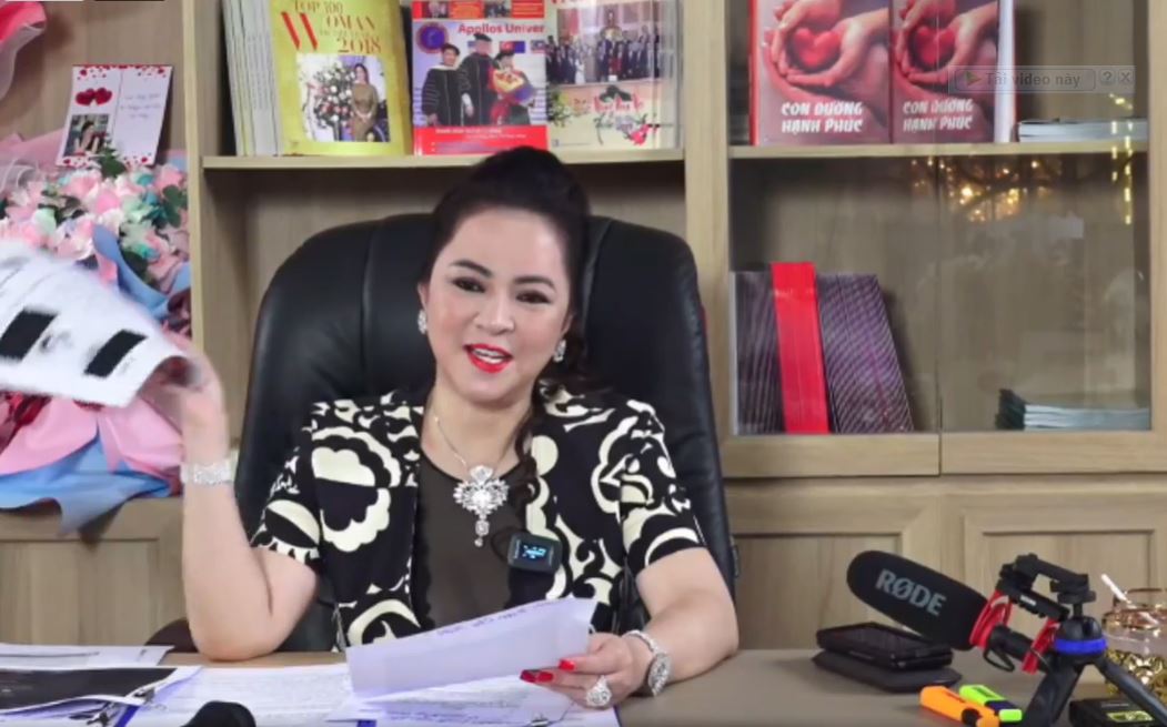 Bà Phương Hằng tiếp tục 'dằn mặt' Vy Oanh, đòi tiết lộ danh tính người đàn ông bí mật thuê sinh con 2 Bà Phương Hằng tiếp tục 'dằn mặt' Vy Oanh, đòi tiết lộ danh tính người đàn ông bí mật thuê sinh con 2