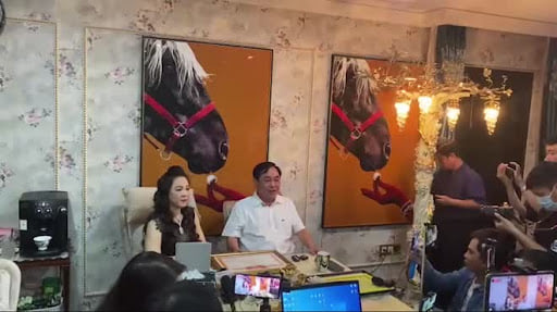 Lộ ảnh hậu trường sau mỗi livestream của bà Phương Hằng: Choáng với lực lượng hùng hậu 5 Lộ ảnh hậu trường sau mỗi livestream của bà Phương Hằng: Choáng với lực lượng hùng hậu 5