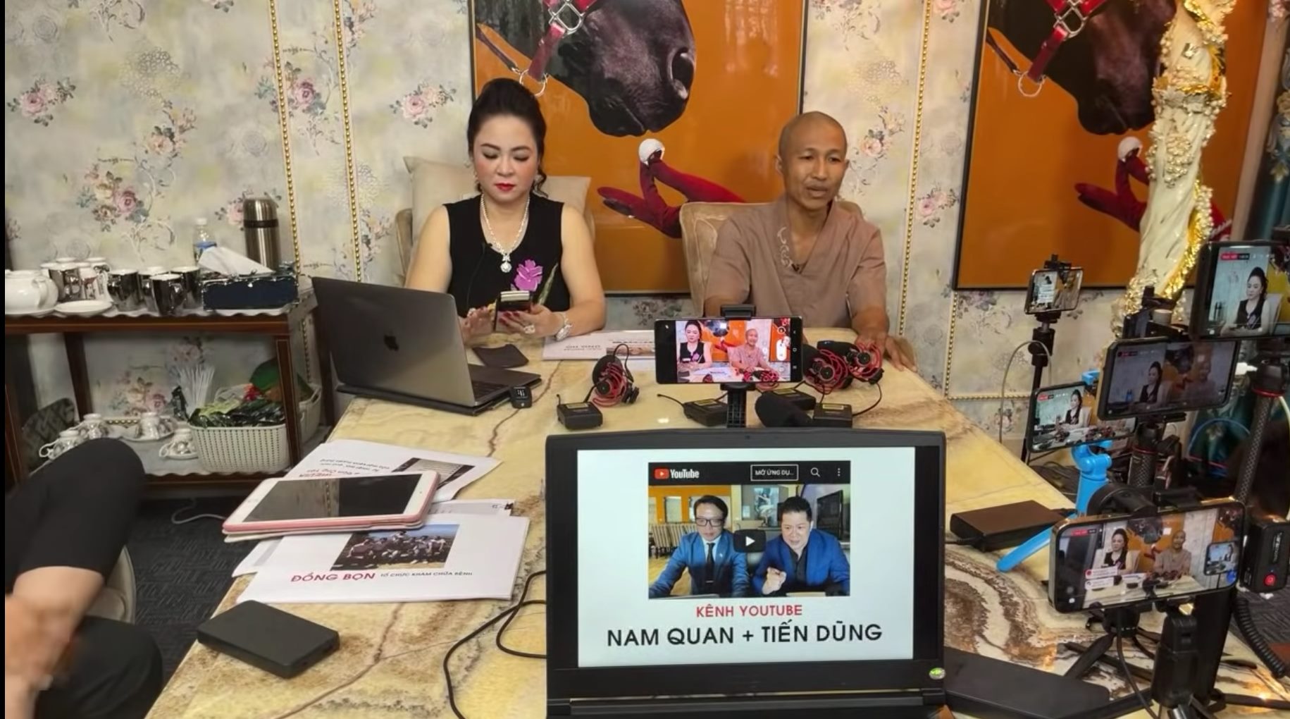 Lộ ảnh hậu trường sau mỗi livestream của bà Phương Hằng: Choáng với lực lượng hùng hậu 4 Lộ ảnh hậu trường sau mỗi livestream của bà Phương Hằng: Choáng với lực lượng hùng hậu 4