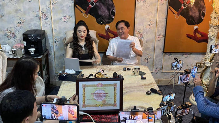 Lộ ảnh hậu trường sau mỗi livestream của bà Phương Hằng: Choáng với lực lượng hùng hậu 3 Lộ ảnh hậu trường sau mỗi livestream của bà Phương Hằng: Choáng với lực lượng hùng hậu 3