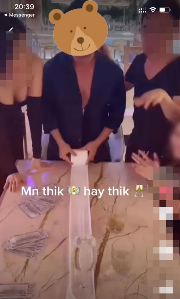 Vụ clip nhạy cảm của diễn viên 'Về nhà đi con': Hé lộ cuộc sống xa hoa, dát đầy hàng hiệu của nam chính 4 Vụ clip nhạy cảm của diễn viên 'Về nhà đi con': Hé lộ cuộc sống xa hoa, dát đầy hàng hiệu của nam chính 4
