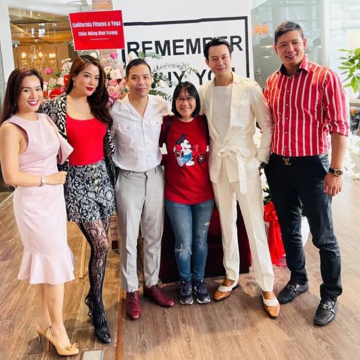 Phủ nhận hẹn hò nhưng Trương Ngọc Ánh lại thường xuyên 'dính như sam' bên tình trẻ 2 Phủ nhận hẹn hò nhưng Trương Ngọc Ánh lại thường xuyên 'dính như sam' bên tình trẻ 2