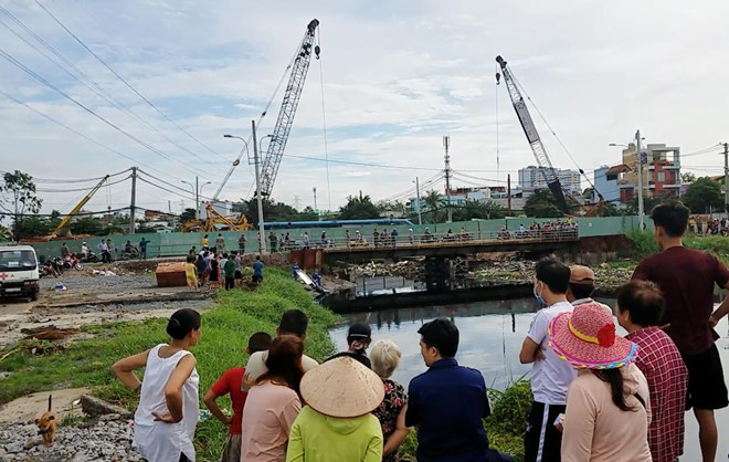 Phát hiện thi thể người trên khối bê tông dưới kênh ở Sài Gòn 1