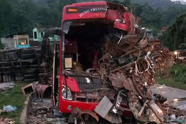 Thông tin bất ngờ về xe tải Lào gây tai nạn 3 người chết ở Hòa Bình 1