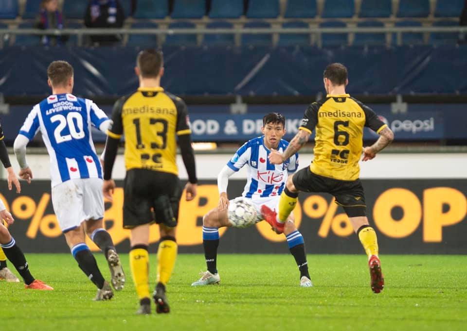 Đoàn Văn Hậu gây 'sốt' với tấm thẻ vàng trong trận ra mắt SC Heerenveen 2