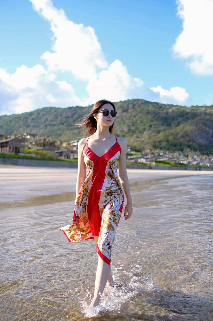 Hoa hậu Lương Thùy Linh hở bạo khoe vòng 1 nóng bỏng 3