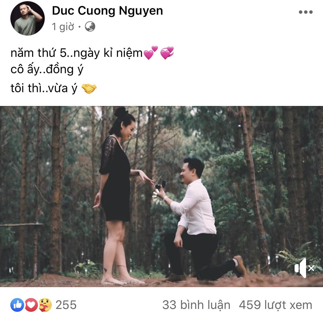 Nhạc sĩ 'Nồng nàn Hà Nội' cầu hôn bạn gái 'yêu nữ' bằng nhẫn kim cương khủng 1