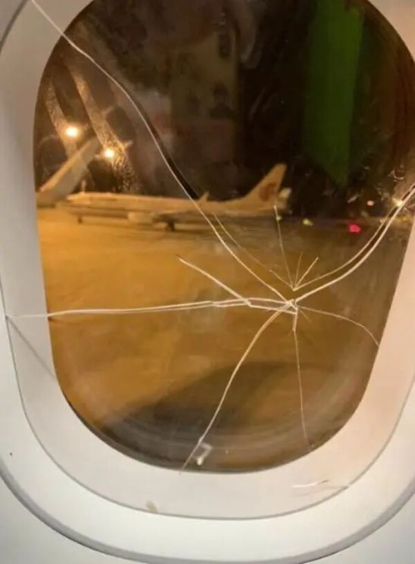 Cô gái đấm vỡ cửa kính máy bay ở độ cao hơn 9.000m vì chia tay bạn trai 2
