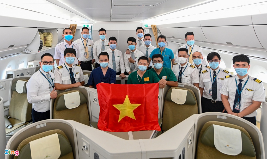 Loạt hình ảnh chuyến bay rời Hà Nội đón 120 người mắc Covid-19 về Việt Nam gây xúc động mạnh 2