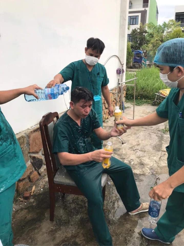Hình ảnh nghẹn lòng của các y bác sĩ ở 'tâm dịch' Đà Nẵng: Mỏi mệt nhưng vẫn không từ bỏ 2