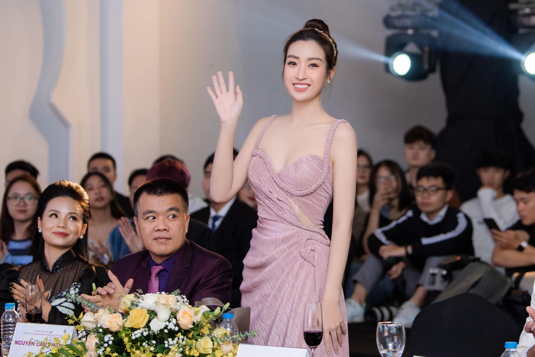 Nàng hậu Đỗ Mỹ Linh khiến fan 'đứng hình' khi hóa nàng thơ gợi cảm trong loạt ảnh mới 4