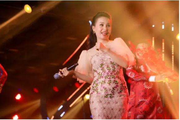 Đan Trường và 'người tình âm nhạc' Cẩm Ly song ca ngọt ngào trên sân khấu 3 Đan Trường và 'người tình âm nhạc' Cẩm Ly song ca ngọt ngào trên sân khấu 3