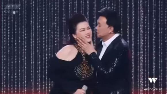 Thắt lòng khoảnh khắc vợ cố nghệ sĩ Chí Tài đứng khóc nức nở và câu chuyện phía sau 4 Thắt lòng khoảnh khắc vợ cố nghệ sĩ Chí Tài đứng khóc nức nở và câu chuyện phía sau 4
