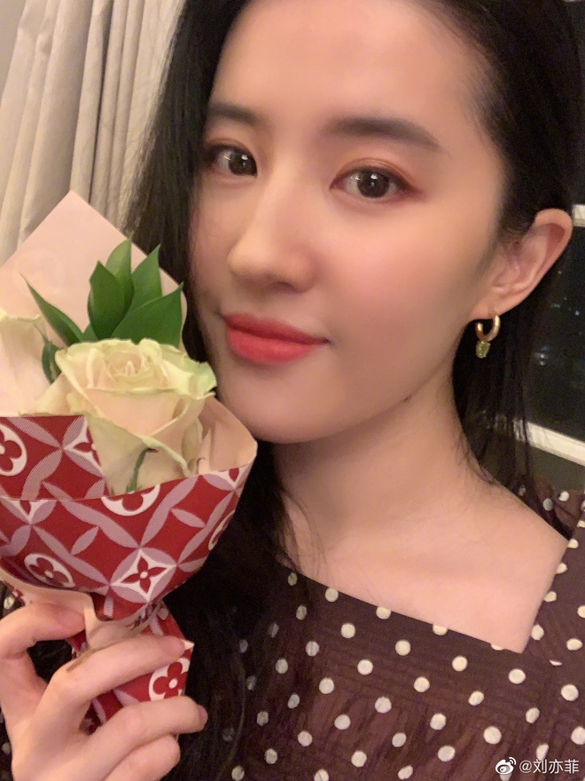 Lưu Diệc Phi 'vỗ mặt' các antifan bằng hình ảnh hậu trường hậu bị chê phát tướng 2 Lưu Diệc Phi 'vỗ mặt' các antifan bằng hình ảnh hậu trường hậu bị chê phát tướng 2