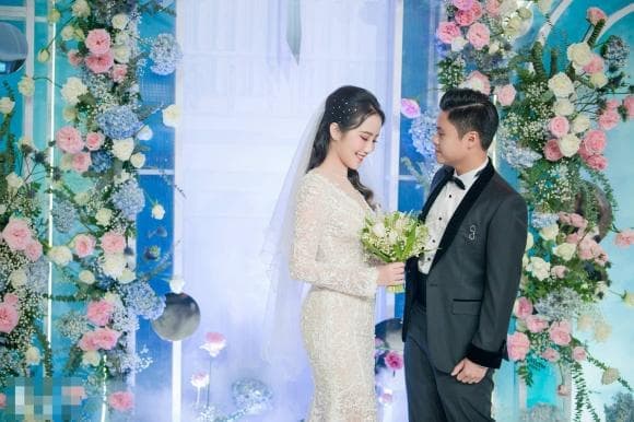 Bà xã thiếu gia Phan Thành khiến dân tình tròn mắt với nhẫn kim cương cỡ lớn 1 Bà xã thiếu gia Phan Thành khiến dân tình tròn mắt với nhẫn kim cương cỡ lớn 1