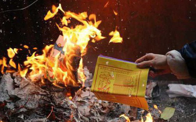 Văn khấn cúng lễ hoá vàng tổ tiên trong ngày Tết Nguyên đán 2021 1 Văn khấn cúng lễ hoá vàng tổ tiên trong ngày Tết Nguyên đán 2021 1