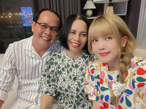 Dù đã 'rũ bỏ người cũ' nhưng Thiều Bảo Trâm vẫn còn luyến lưu Sơn Tùng chỉ qua chi tiết đắt giá này! 2 Dù đã 'rũ bỏ người cũ' nhưng Thiều Bảo Trâm vẫn còn luyến lưu Sơn Tùng chỉ qua chi tiết đắt giá này! 2
