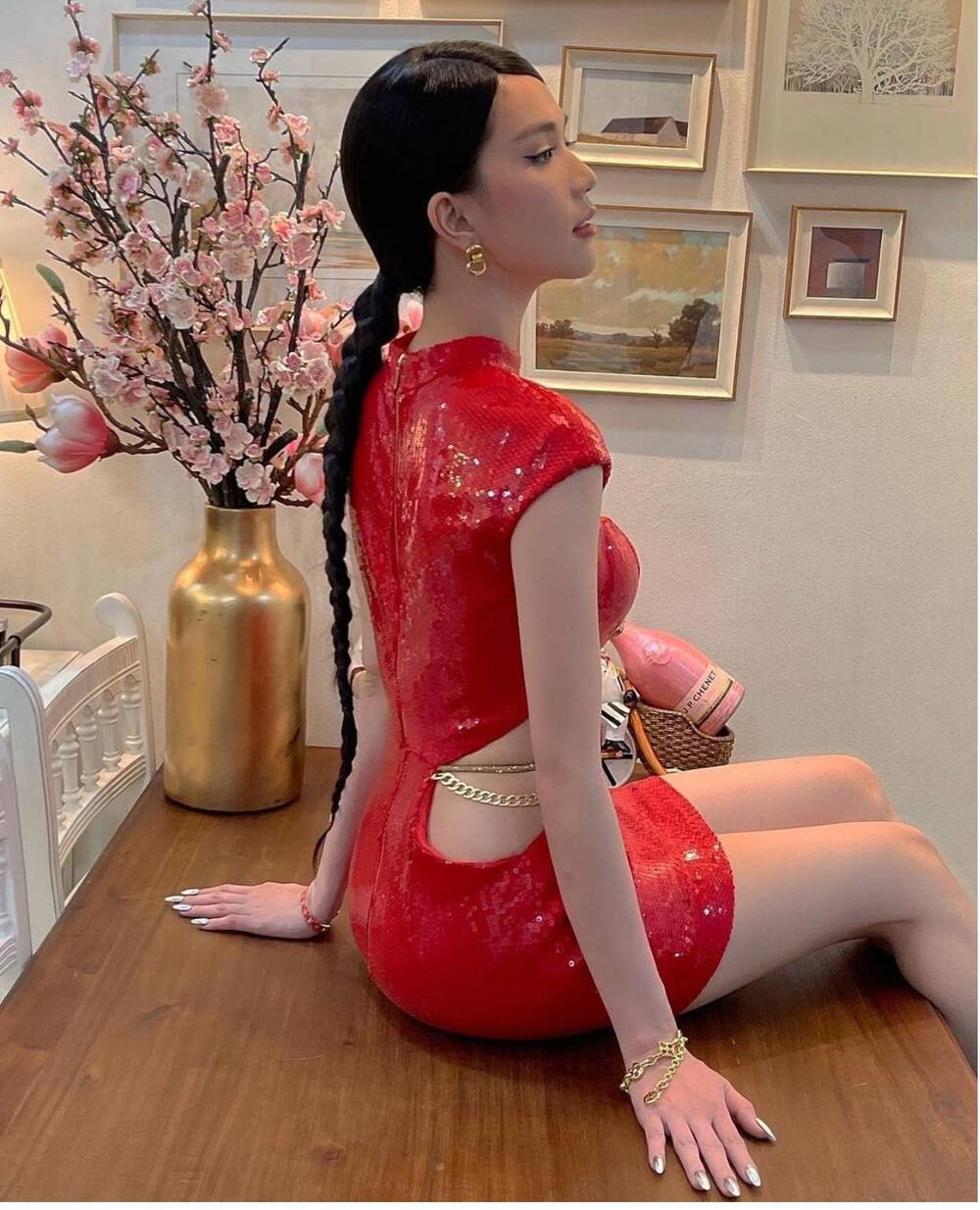 Ngọc Trinh khiến dân tình ngỡ ngàng với sắc phục 'kín cổng cao tường', nhưng vẫn gây nhức mắt bởi lý do này 2 Ngọc Trinh khiến dân tình ngỡ ngàng với sắc phục 'kín cổng cao tường', nhưng vẫn gây nhức mắt bởi lý do này 2