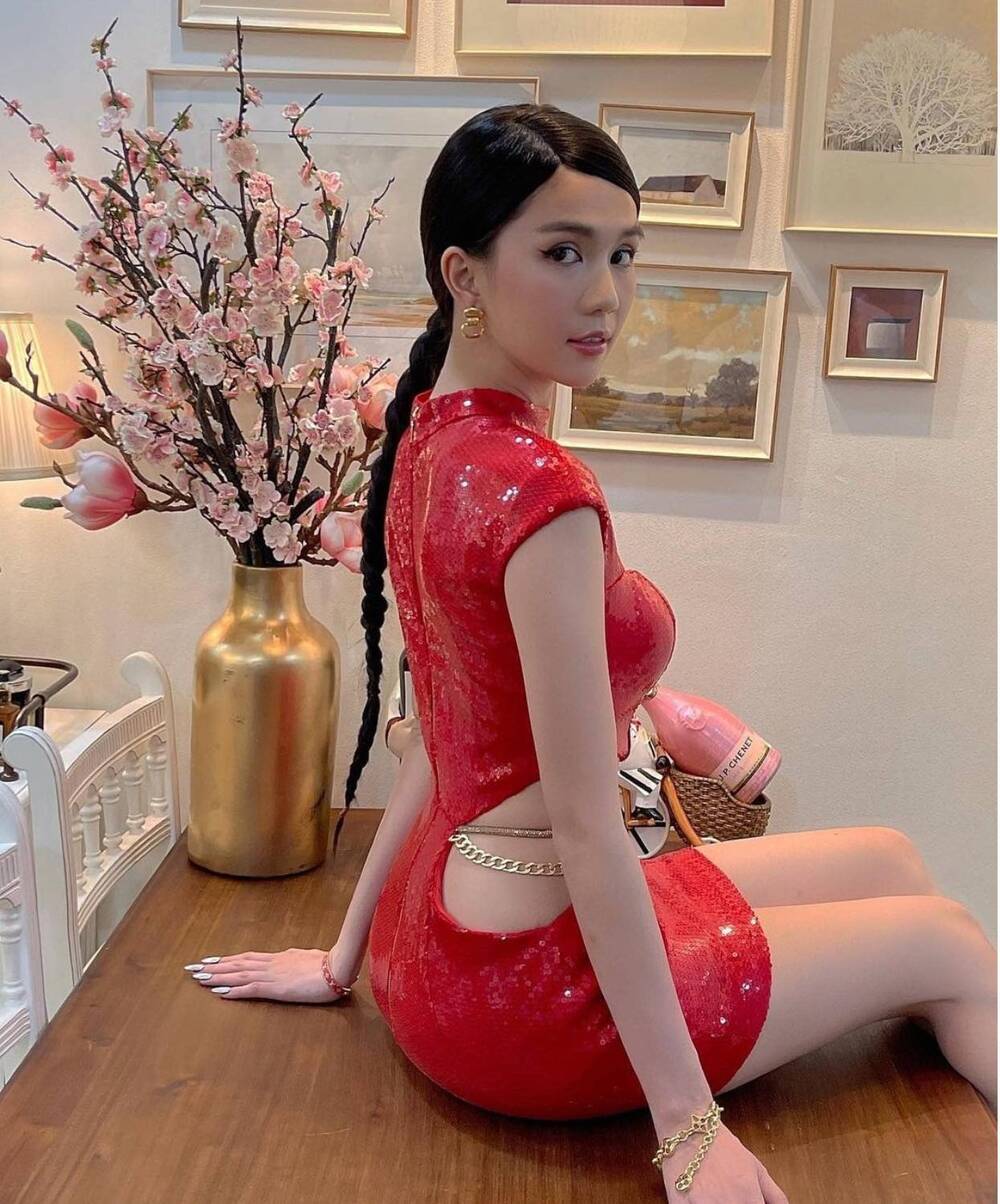 Ngọc Trinh khiến dân tình ngỡ ngàng với sắc phục 'kín cổng cao tường', nhưng vẫn gây nhức mắt bởi lý do này 1 Ngọc Trinh khiến dân tình ngỡ ngàng với sắc phục 'kín cổng cao tường', nhưng vẫn gây nhức mắt bởi lý do này 1