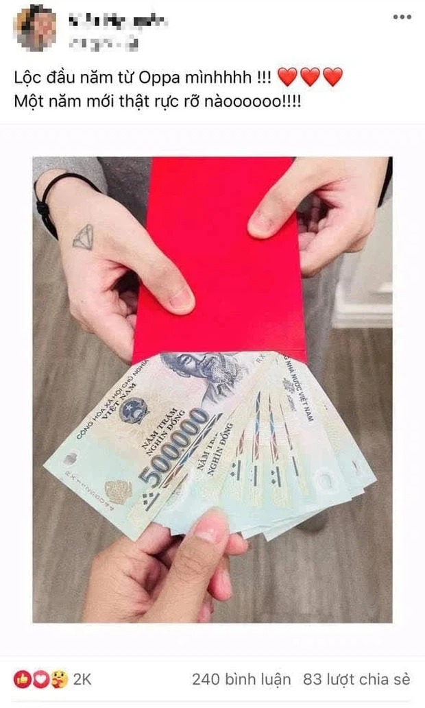 Hết khoe 'tym' ngọt ngào, Sơn Tùng còn vung tay chơi lớn khi lì xì nhân viên số tiền 'khủng' 1 Hết khoe 'tym' ngọt ngào, Sơn Tùng còn vung tay chơi lớn khi lì xì nhân viên số tiền 'khủng' 1