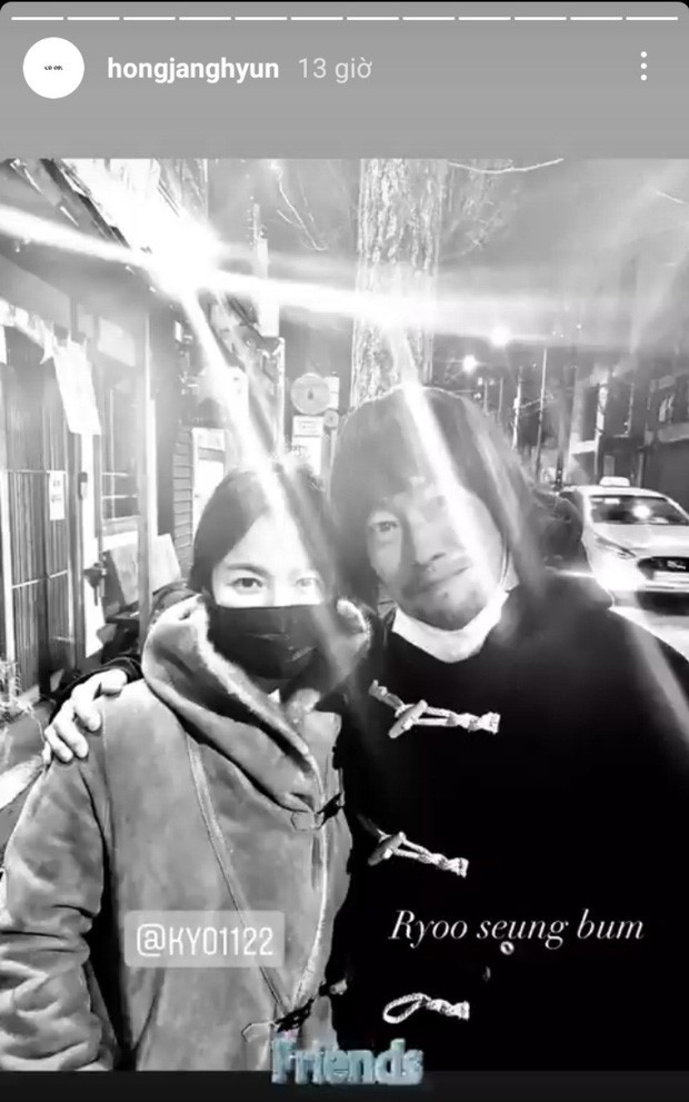 Song Hye Kyo xuất hiện cạnh người đàn ông lạ hậu ly hôn, hành động mới gây chú ý 1 Song Hye Kyo xuất hiện cạnh người đàn ông lạ hậu ly hôn, hành động mới gây chú ý 1
