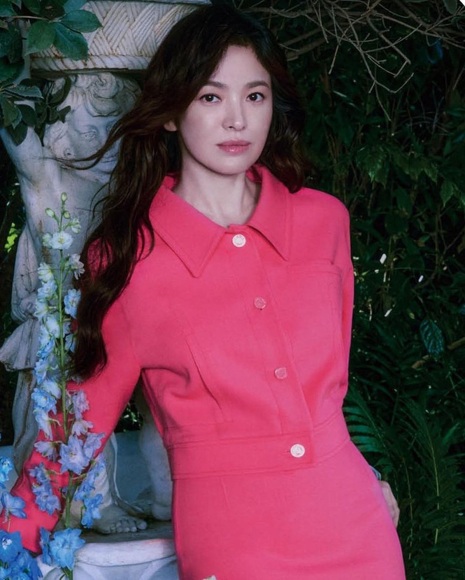 Song Hye Kyo xuất hiện cạnh người đàn ông lạ hậu ly hôn, hành động mới gây chú ý 4 Song Hye Kyo xuất hiện cạnh người đàn ông lạ hậu ly hôn, hành động mới gây chú ý 4