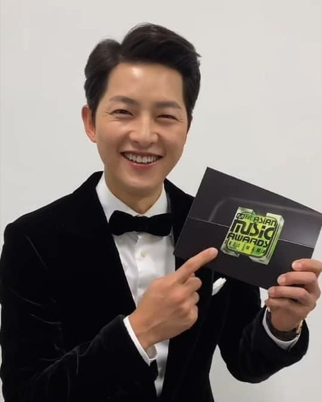 Netizen bất ngờ 'quay xe' khen Song Joong Ki tới tấp sau khi bị chê tơi tả 1 Netizen bất ngờ 'quay xe' khen Song Joong Ki tới tấp sau khi bị chê tơi tả 1