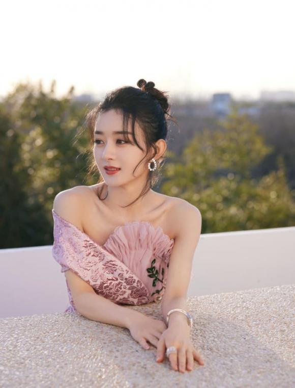 Triệu Lệ Dĩnh khiến netizen hoảng hốt với gương mặt mộc kém hoàn hảo 4 Triệu Lệ Dĩnh khiến netizen hoảng hốt với gương mặt mộc kém hoàn hảo 4