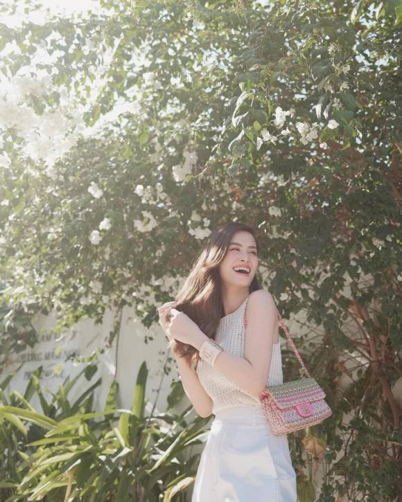 Không chỉ lấy được chồng cực phẩm, Đông Nhi còn khiến chị em ghen 'đỏ mắt' vì điều này 2 Không chỉ lấy được chồng cực phẩm, Đông Nhi còn khiến chị em ghen 'đỏ mắt' vì điều này 2