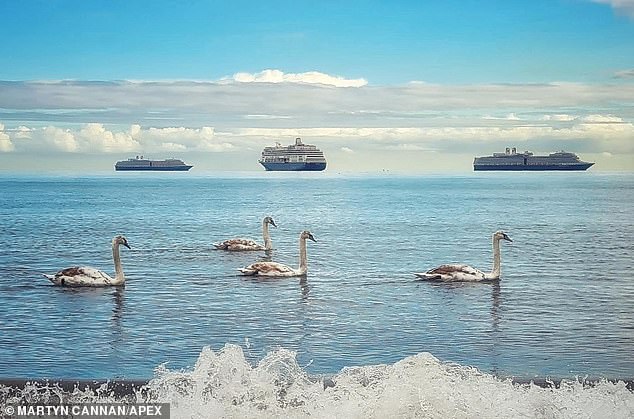 Sự thật phía sau những chiếc 'phi thuyền bay' lơ lửng trên không trung ở Anh 1 Sự thật phía sau những chiếc 'phi thuyền bay' lơ lửng trên không trung ở Anh 1