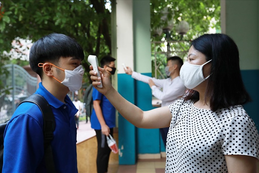 Bản tin giáo dục 24h mới nhất 11/3: Kỷ luật cô giáo uống bia với học trò 1 Bản tin giáo dục 24h mới nhất 11/3: Kỷ luật cô giáo uống bia với học trò 1