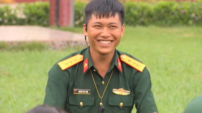 Ekip Sao nhập ngũ gửi lời xin lỗi sau khi thêm thắt hiệu ứng để 'đẩy thuyền' Hậu Hoàng và Mũi trưởng Long 3 Ekip Sao nhập ngũ gửi lời xin lỗi sau khi thêm thắt hiệu ứng để 'đẩy thuyền' Hậu Hoàng và Mũi trưởng Long 3