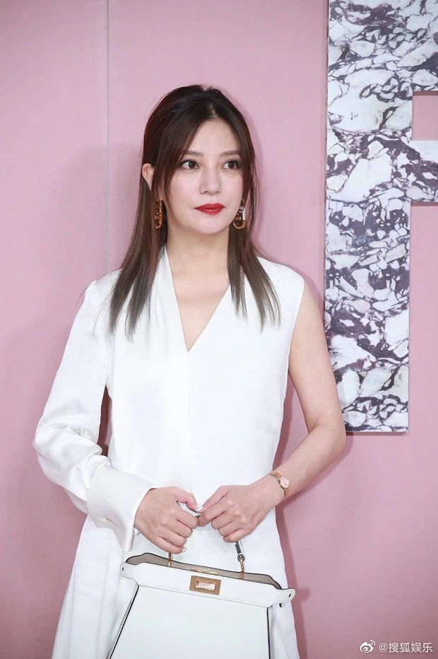 Đều là 'quốc sắc thiên hương' của làng điện ảnh nhưng Triệu Vy lại bị Song Hye Kyo lấn lướt cả sắc vóc lẫn thần thái! 3 Đều là 'quốc sắc thiên hương' của làng điện ảnh nhưng Triệu Vy lại bị Song Hye Kyo lấn lướt cả sắc vóc lẫn thần thái! 3