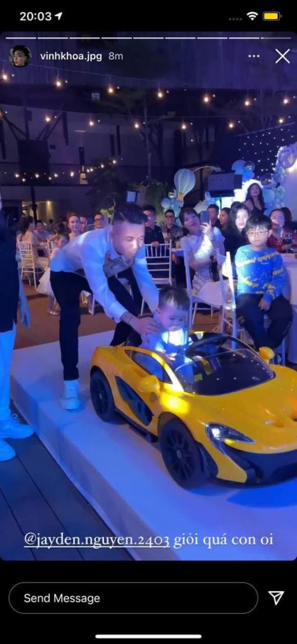 Giữa ồn ào bất hòa, vợ hai Minh Nhựa có động thái gây chú ý giữa tiệc thôi nôi của 'cháu ngoại' 3 Giữa ồn ào bất hòa, vợ hai Minh Nhựa có động thái gây chú ý giữa tiệc thôi nôi của 'cháu ngoại' 3