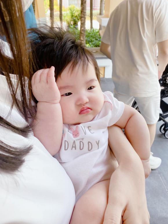 Hiếm hoi khoe ảnh con gái đầu lòng, Đông Nhi bị lật tẩy bởi chính 'ái nữ' của mình 1 Hiếm hoi khoe ảnh con gái đầu lòng, Đông Nhi bị lật tẩy bởi chính 'ái nữ' của mình 1