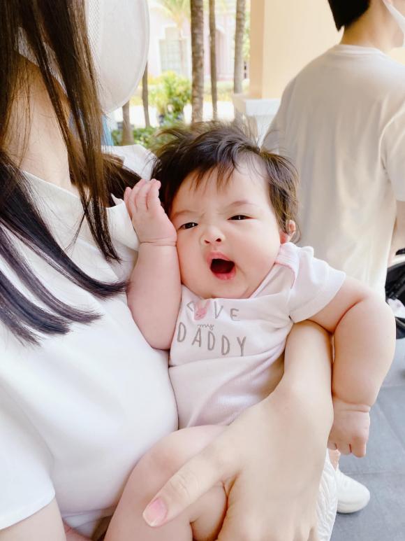 Hiếm hoi khoe ảnh con gái đầu lòng, Đông Nhi bị lật tẩy bởi chính 'ái nữ' của mình 2 Hiếm hoi khoe ảnh con gái đầu lòng, Đông Nhi bị lật tẩy bởi chính 'ái nữ' của mình 2